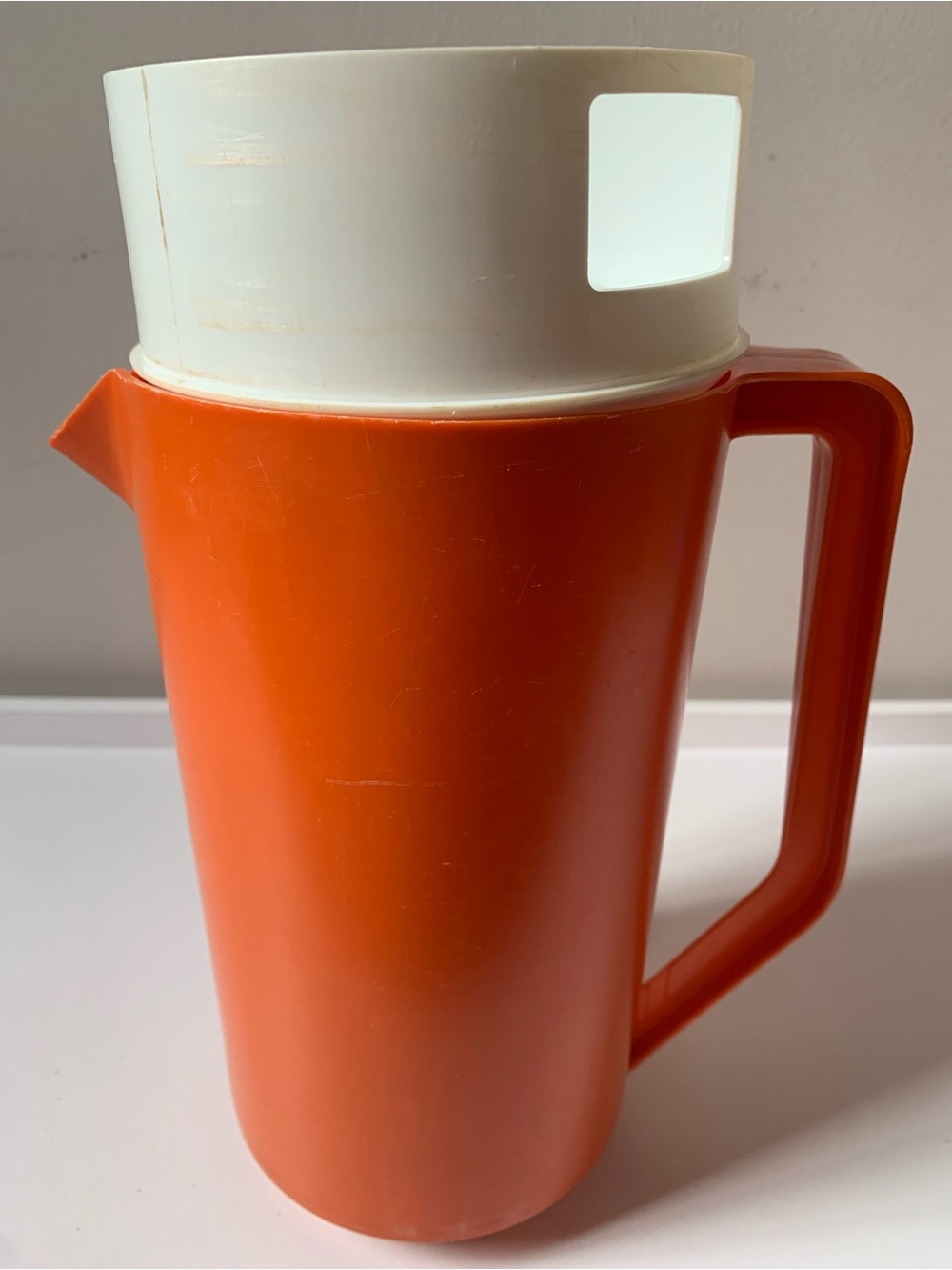 Rubbermaid Vintage Orange Drink Pitcher 2 1/4 Quart White Lid J-2445 MCM Kitchen